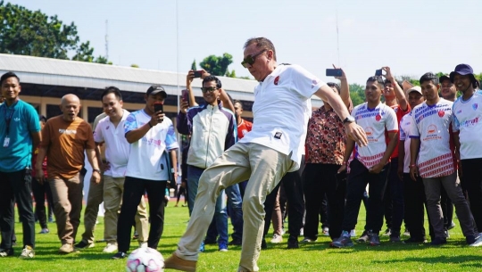 Sepakan Maut Pensiunan Jenderal Polisi Robek Gawang Dijaga Rocky Gerung