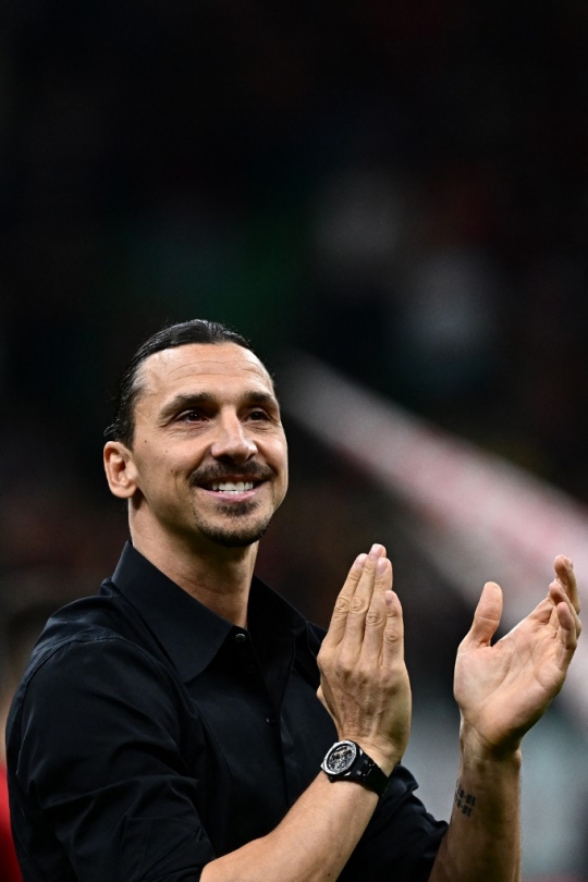 Ekspresi Ibrahimovic Tak Kuasa Menahan Haru Umumkan Pensiun di Hadapan Fans Milanisti