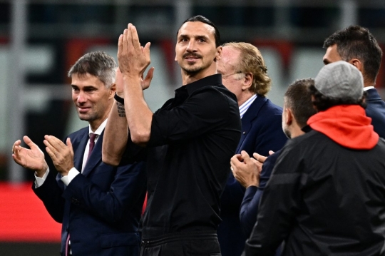 Ekspresi Ibrahimovic Tak Kuasa Menahan Haru Umumkan Pensiun di Hadapan Fans Milanisti