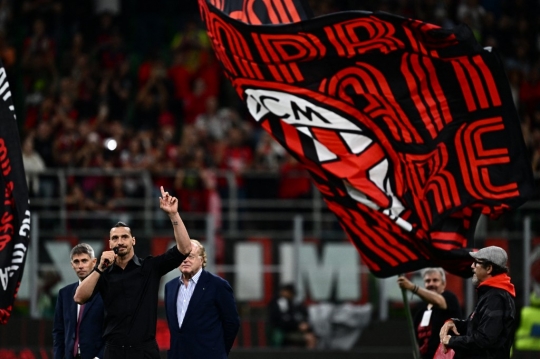 Ekspresi Ibrahimovic Tak Kuasa Menahan Haru Umumkan Pensiun di Hadapan Fans Milanisti