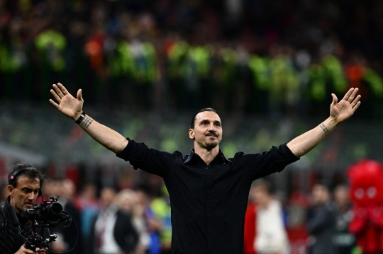 Ekspresi Ibrahimovic Tak Kuasa Menahan Haru Umumkan Pensiun di Hadapan Fans Milanisti