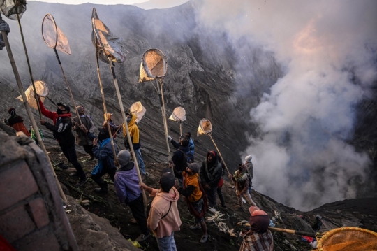 Menantang Maut Menangkap Sesajen Suku Tengger yang Dilempar ke Kawah Bromo