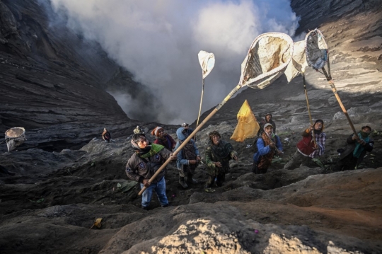 Menantang Maut Menangkap Sesajen Suku Tengger yang Dilempar ke Kawah Bromo