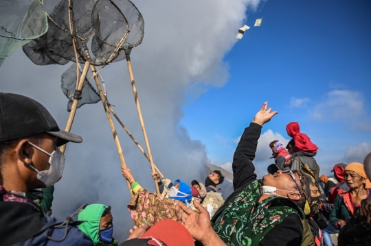 Menantang Maut Menangkap Sesajen Suku Tengger yang Dilempar ke Kawah Bromo