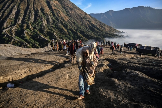 Menantang Maut Menangkap Sesajen Suku Tengger yang Dilempar ke Kawah Bromo