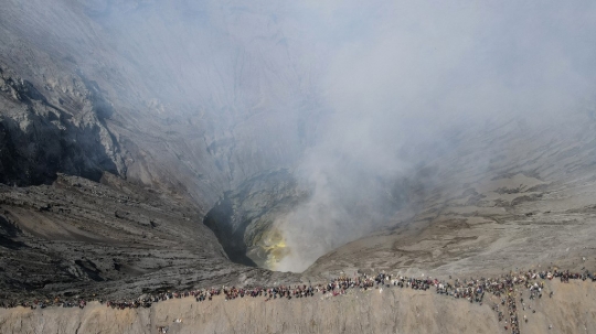 Menantang Maut Menangkap Sesajen Suku Tengger yang Dilempar ke Kawah Bromo