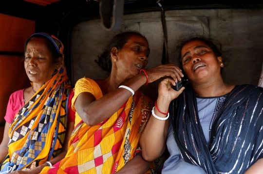 Tangis Histeris Keluarga Korban Kecelakaan Kereta Maut di India Pecah