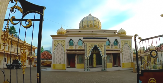 Masya Allah, Desa Terpencil Rumahnya Mewah & Arsitektur Masjidnya Bak di Madinah