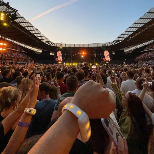 5 Potret Keseruan El Rumi Nonton Coldplay di Inggris: Gue Nonton Duluan Ya Guys