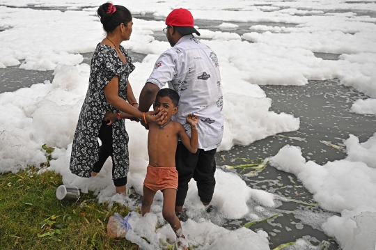 Ironi Sungai Yamuna di India, Dianggap Suci tapi Dipenuhi Limbah Busa Beracun