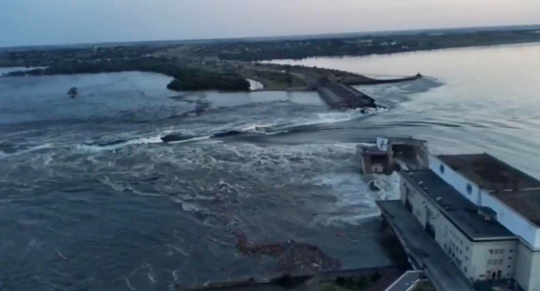 Bendungan Ukraina Jebol Diserang Rusia, Jutaan Liter Air Banjiri Zona Perang