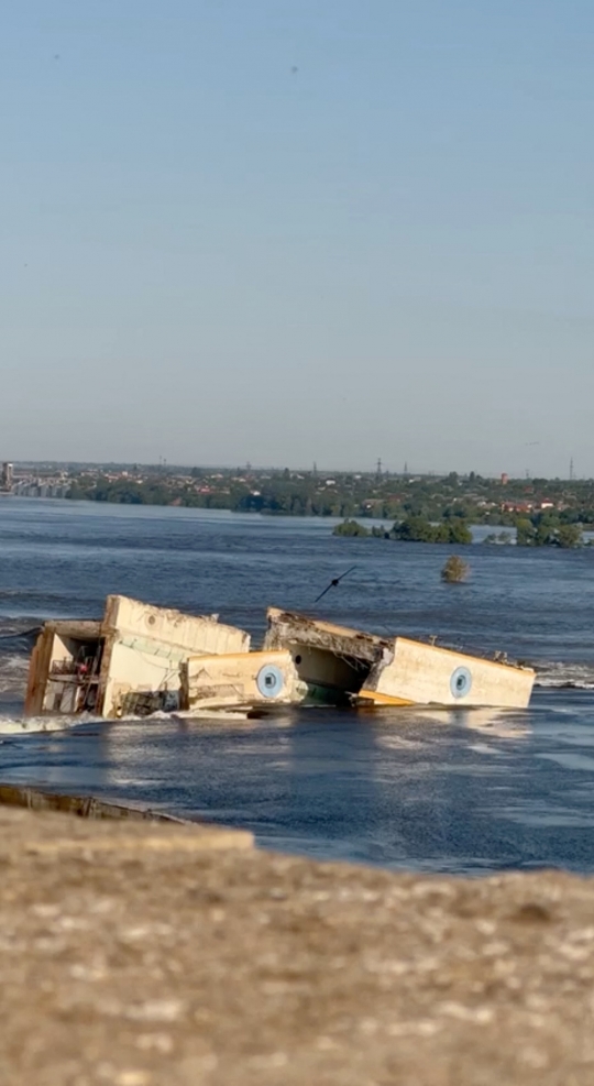 Bendungan Ukraina Jebol Diserang Rusia, Jutaan Liter Air Banjiri Zona Perang