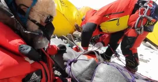 Potret Pendaki Malaysia Hampir Mati di Everest, Dibungkus Sleeping Bag dan Digendong