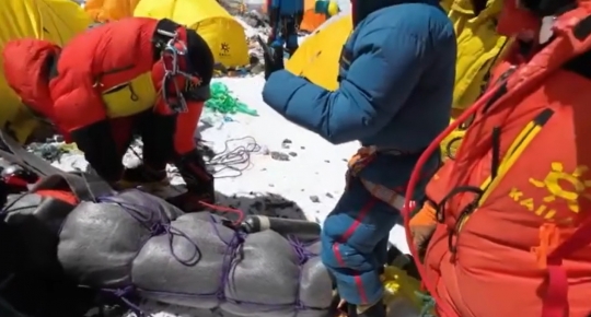 Potret Pendaki Malaysia Hampir Mati di Everest, Dibungkus Sleeping Bag dan Digendong