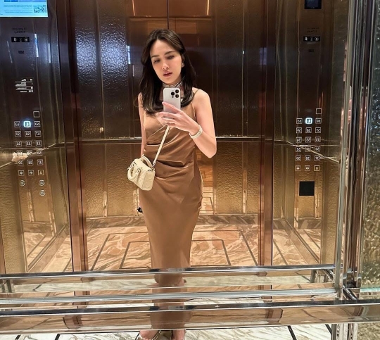 Gaya Cantik & Elegan Shandy Aulia di Kamar Mandi, Netizen Kompak Bilang Gini