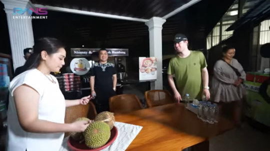 Begini Ekspresi Alan Walker saat 'Dicekoki' Durian sama Nagita Slavina dan Raffi