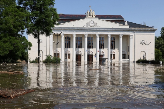 Penampakan Banjir Parah Rendam Zona Perang di Ukraina Akibat Bendungan Raksasa Jebol