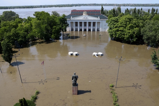 Penampakan Banjir Parah Rendam Zona Perang di Ukraina Akibat Bendungan Raksasa Jebol