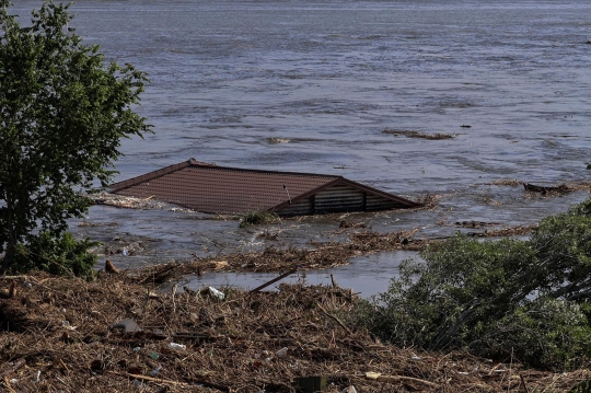 Penampakan Banjir Parah Rendam Zona Perang di Ukraina Akibat Bendungan Raksasa Jebol