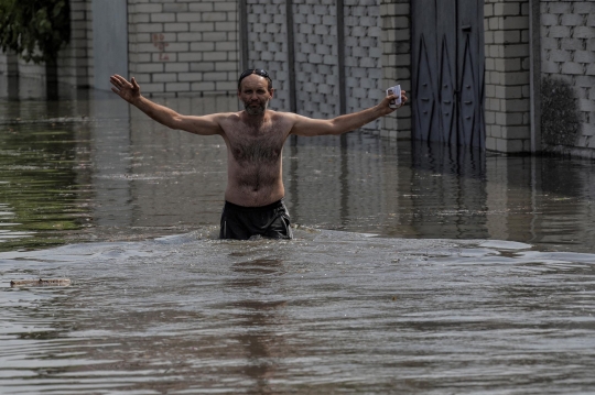 Penampakan Banjir Parah Rendam Zona Perang di Ukraina Akibat Bendungan Raksasa Jebol