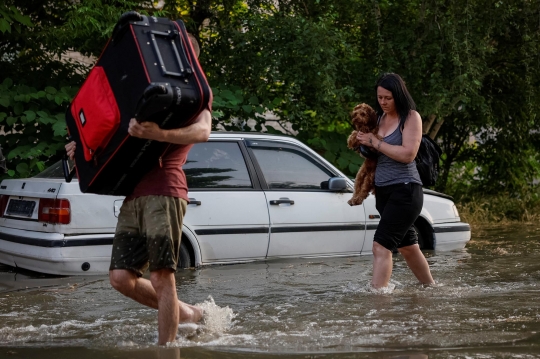 Penampakan Banjir Parah Rendam Zona Perang di Ukraina Akibat Bendungan Raksasa Jebol