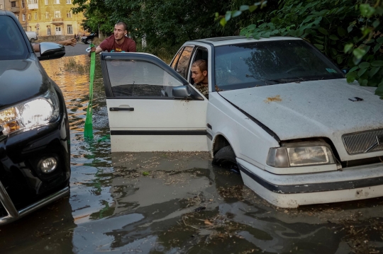 Penampakan Banjir Parah Rendam Zona Perang di Ukraina Akibat Bendungan Raksasa Jebol