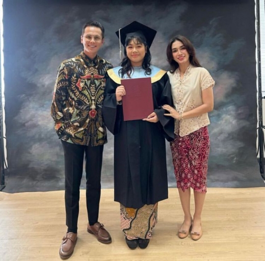 Baru Wisuda, Ini Kebersamaan Ussy Sulistyawati dan Amalia Putri Anak Sulungnya