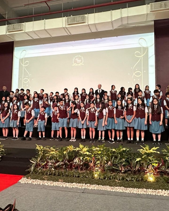 6 Momen Ussy saat Hadir di Kelulusan Sekolah Sang Anak, Penampilannya Curi Perhatian