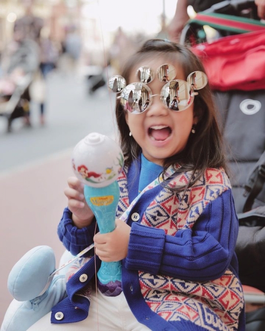 6 Potret Momo Geisha Liburan di Disneyland Tokyo, Ekspresi Lucu Abe & Briel Gemesin!