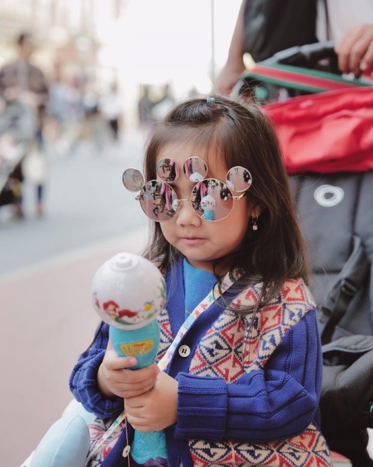 6 Potret Momo Geisha Liburan di Disneyland Tokyo, Ekspresi Lucu Abe & Briel Gemesin!