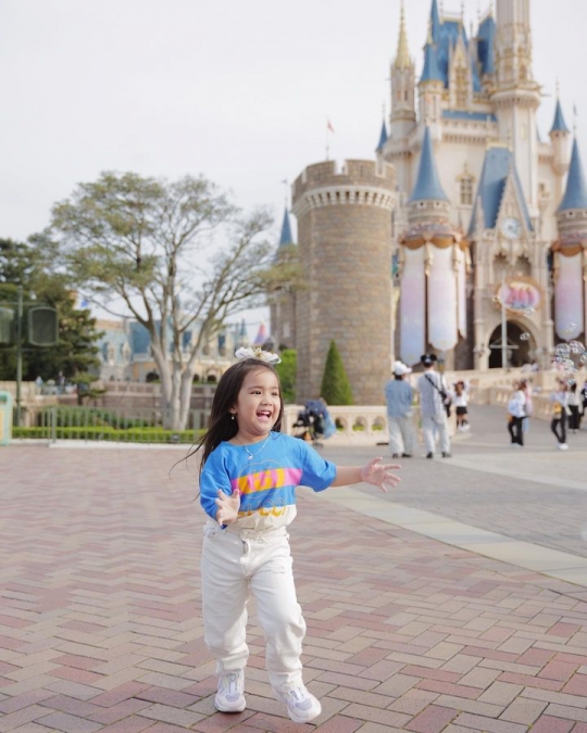 6 Potret Momo Geisha Liburan di Disneyland Tokyo, Ekspresi Lucu Abe & Briel Gemesin!