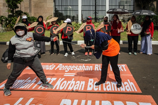 Aksi Massa PRT Kembali Geruduk Gedung DPR Tuntut Pengesahan RUU PPRT