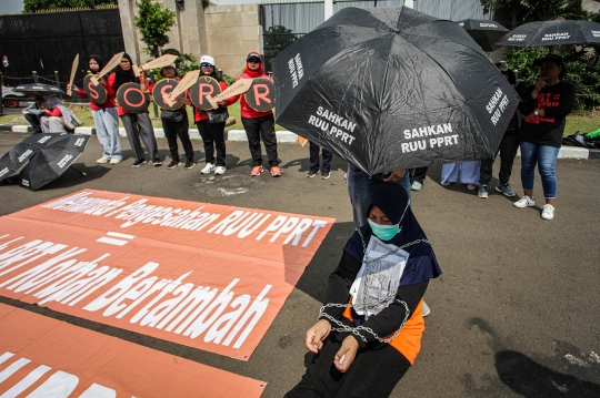 Aksi Massa PRT Kembali Geruduk Gedung DPR Tuntut Pengesahan RUU PPRT