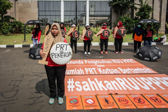 Aksi Massa PRT Kembali Geruduk Gedung DPR Tuntut Pengesahan RUU PPRT