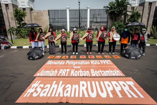 Aksi Massa PRT Kembali Geruduk Gedung DPR Tuntut Pengesahan RUU PPRT