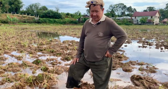 Pensiunan Jenderal Polri Bajak Sawah, Hidup Nikmat "Seruput Kopi Plus Singkong Rebus"