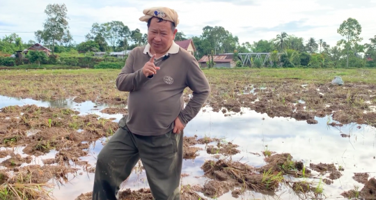 Pensiunan Jenderal Polri Bajak Sawah, Hidup Nikmat "Seruput Kopi Plus Singkong Rebus"