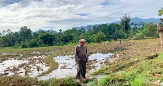 Pensiunan Jenderal Polri Bajak Sawah, Hidup Nikmat "Seruput Kopi Plus Singkong Rebus"