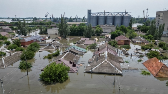 Rumah-Rumah di Kota Kherson Nyaris Tenggelam Akibat Bendungan di Ukraina Jebol