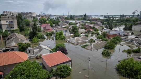 Rumah-Rumah di Kota Kherson Nyaris Tenggelam Akibat Bendungan di Ukraina Jebol