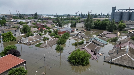 Rumah-Rumah di Kota Kherson Nyaris Tenggelam Akibat Bendungan di Ukraina Jebol