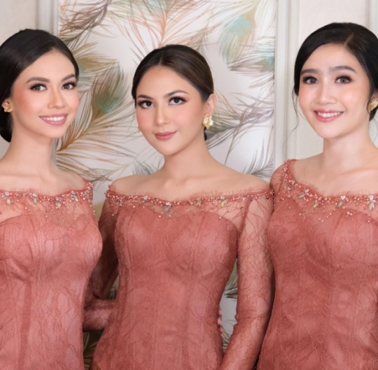 Deretan Potret Menawan Yuki Kato saat Jadi Bridesmaid, Terbaru Kenakan Setelan Jas