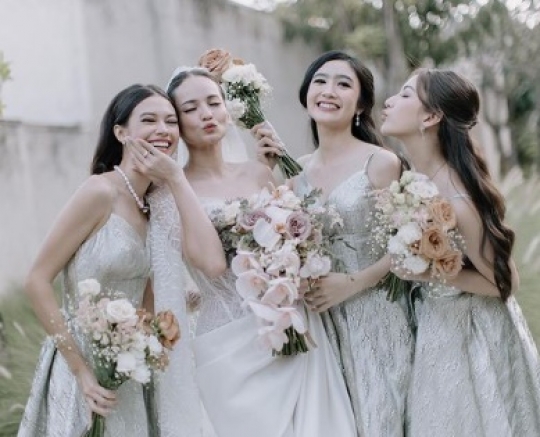 Deretan Potret Menawan Yuki Kato saat Jadi Bridesmaid, Terbaru Kenakan Setelan Jas