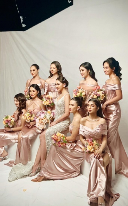 Deretan Potret Menawan Yuki Kato saat Jadi Bridesmaid, Terbaru Kenakan Setelan Jas