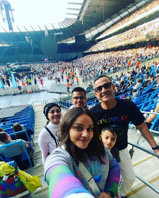 Boyong Keluarga, ini 6 Potret Keseruan Ferdy Hasan Nonton Konser Coldplay di Inggris