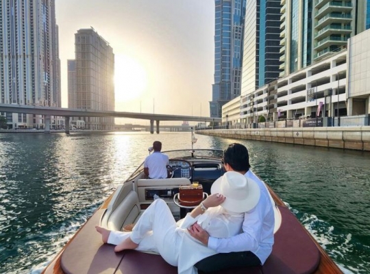 Nikmati Sunset di Atas Kapal Mewah, Ini Potret Liburan Syahrini dan Reino di Dubai