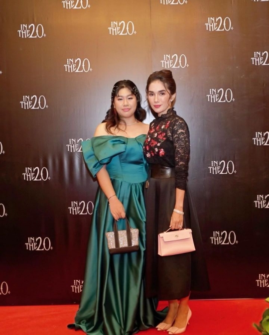 Kenakan Off Shoulder Dress, Cantiknya Amel Anak Ussy Sulistiawaty saat ke Prom Night