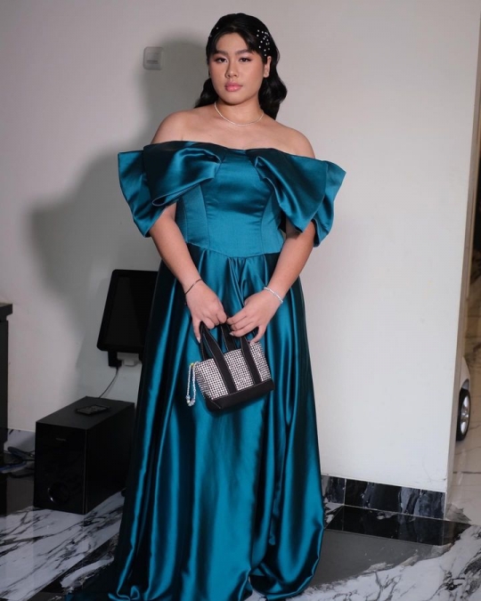 Kenakan Off Shoulder Dress, Cantiknya Amel Anak Ussy Sulistiawaty saat ke Prom Night