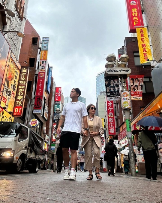 6 Momen Keseruan Boy William di Jepang, Hiking Hingga Jalan-jalan ke Disneyland