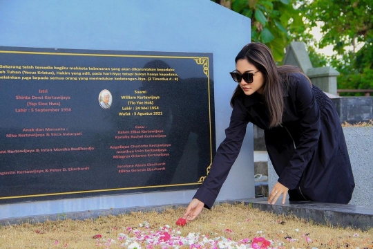 AKP Rita Yuliana Polwan Cantik Berduka, Ini Potretnya di Kuburan